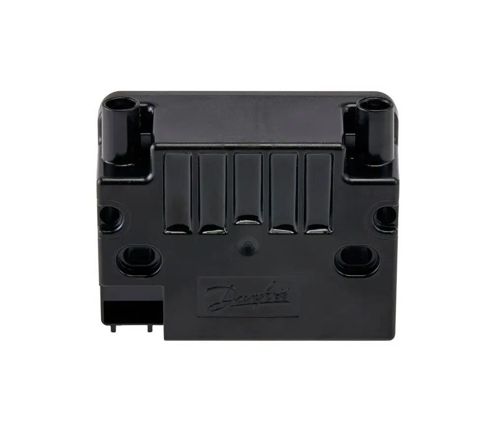 Schwarze Zündeinheit mit mehreren Anschlüssen und der Marke Danfoss. Der Aufbau enthält verschiedene Öffnungen für elektrische Verbindungen.